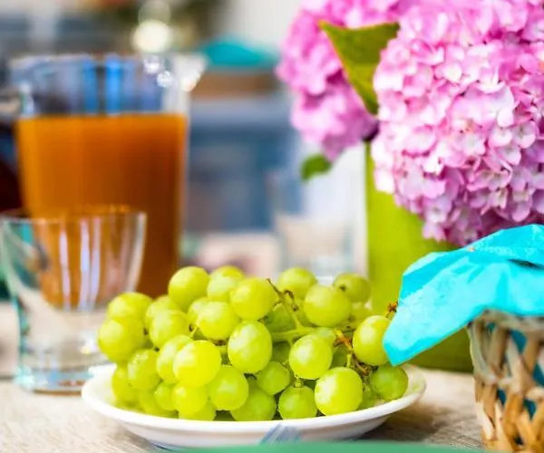 Bed and Breakfast Kiss-henezi